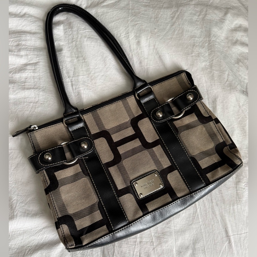 Vintage Nine West Black and Tan Shoulder Bag